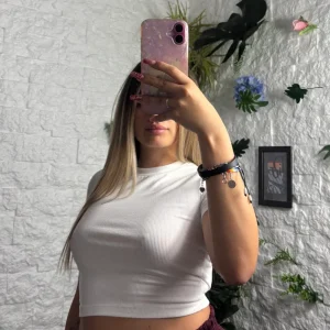 T-shirt crop-top a costine in tinta unita