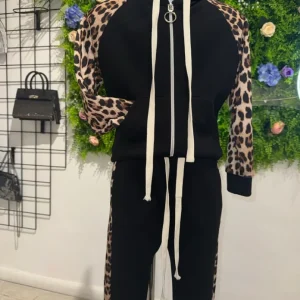 Completo nero con felpa zip e bande leopardate - GARZATO 4-12 anni