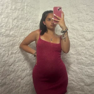 Abito corto in filo estivo con intreccio sulla schiena