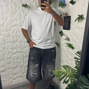 Bermuda jort grigio in denim super baggy con strappi