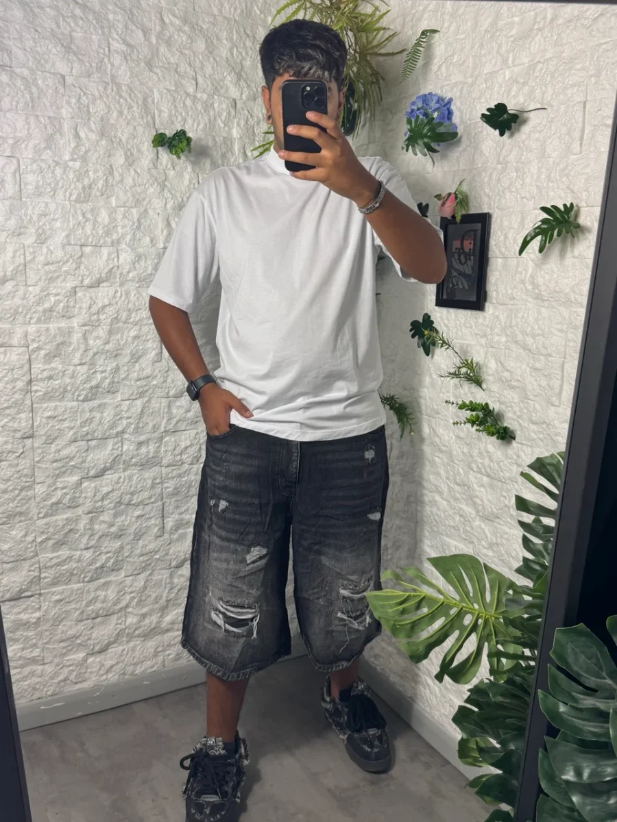 Bermuda jort grigio in denim super baggy con strappi - immagine 2