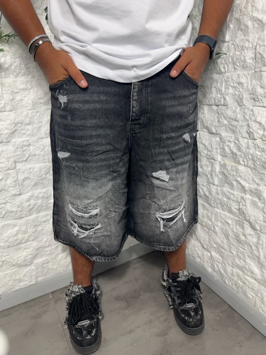 Bermuda jort grigio in denim super baggy con strappi - immagine 4