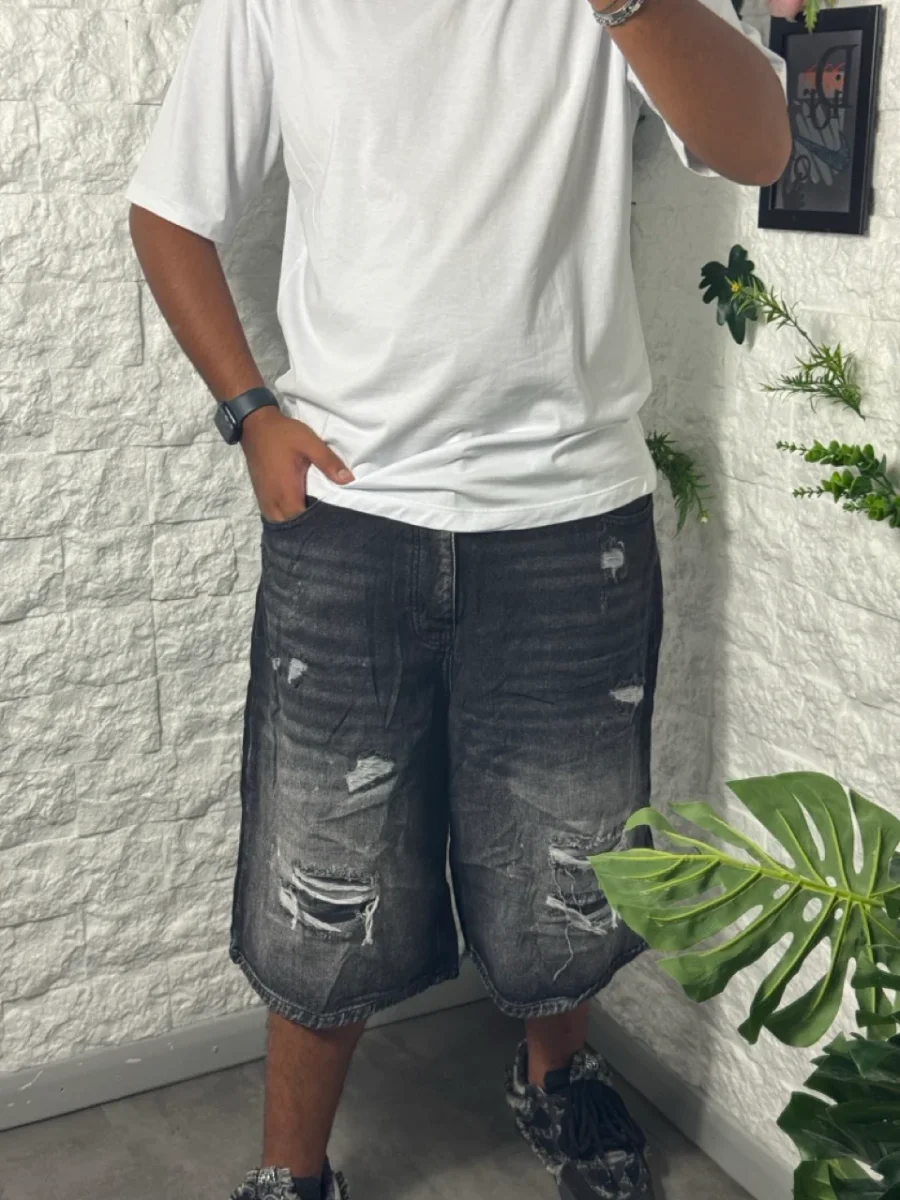 Bermuda jort grigio in denim super baggy con strappi - immagine 5