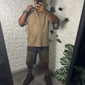 Pantaloncino in denim grigio slavato con effetto ruggine