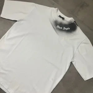 T-shirt bianca con mezzo collo alto e scritta "BLACK ANGELS" fumè - OVERSIZE