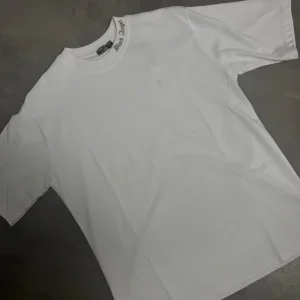 T-shirt bianca con mezzo collo alto e scritta "BLACK ANGELS" metal - OVERSIZE