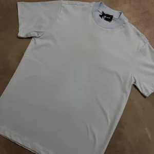 T-shirt celeste in tinta unita con mezzo collo alto 10-16 anni