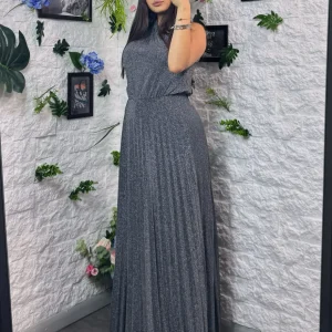 Abito lungo in lurex brillantinato plissettato monospalla con spacco