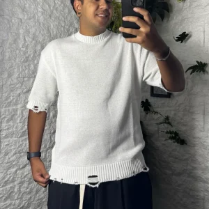 T-shirt bianca in maglia a manica corta con effetto destroyed