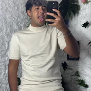 T-shirt beige slim in maglia con mezzo collo alto