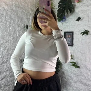 T-shirt crop-top in tinta unita a manica lunga