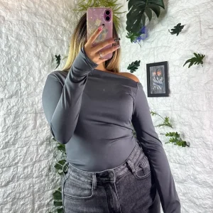 Body aderente con scollo morbido monospalla e maniche a guanto