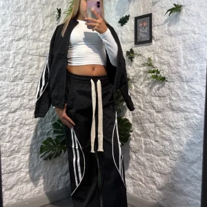 Completo nero in tessuto tecnico con bande bianche 4-16 anni