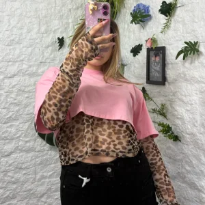 T-shirt crop in cotone in tinta unita con top in tulle leopardato