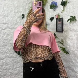 T-shirt crop in cotone con top in tulle leopardato - OVERSIZE