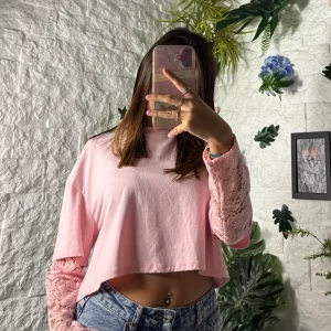 T-shirt crop in cotone con maniche in pizzo tono su tono - OVERSIZE