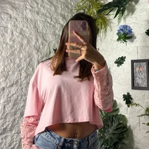 T-shirt crop in cotone con maniche in pizzo tono su tono - OVERSIZE